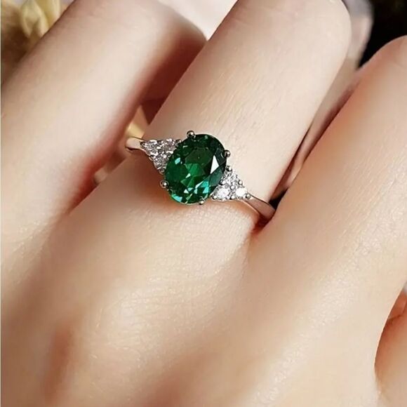 Oval Green Emerald and Zircon Gemstone Ring - Picture 3 of 5